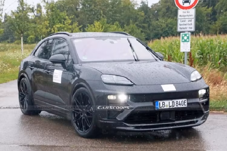 Nắp capo cũng được thiết kế theo kiểu truyền thống chứ không còn theo kiểu vỏ sò. Xe có tay nắm cửa dạng ẩn - đặc trưng của các mẫu xe điện hiện nay.