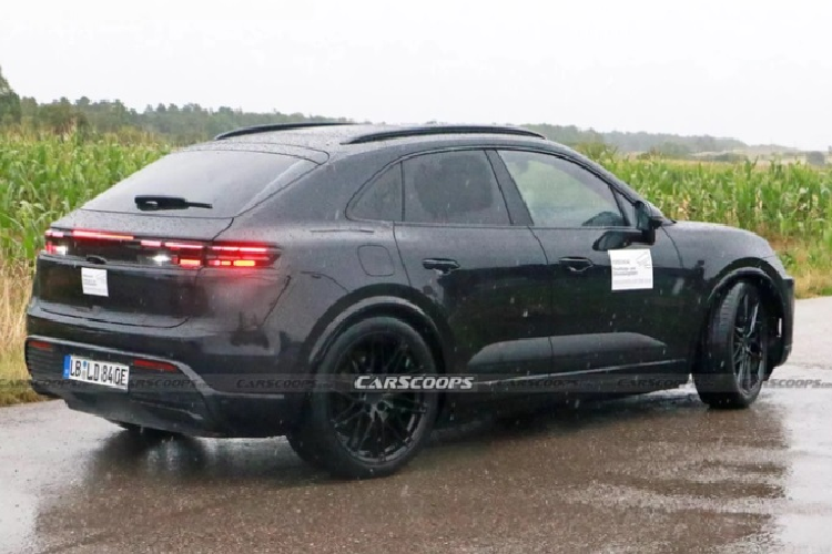 Trước đó, vào tháng 4 vừa qua, hình ảnh chụp nội thất Porsche Macan thuần điện cũng từng bị rò rỉ. Trong đó, có một bức ảnh cận cảnh cho thấy cả dung lượng pin và quãng đường xe còn chạy được. Macan EV có cụm điều khiển trung tâm được làm nhỏ hơn so với Porsche Taycan. Xe không được trang bị màn hình cảm ứng để chỉnh điều hòa như trên Taycan mà thay vào đó là hệ thống phím bấm vật lý thông thường.