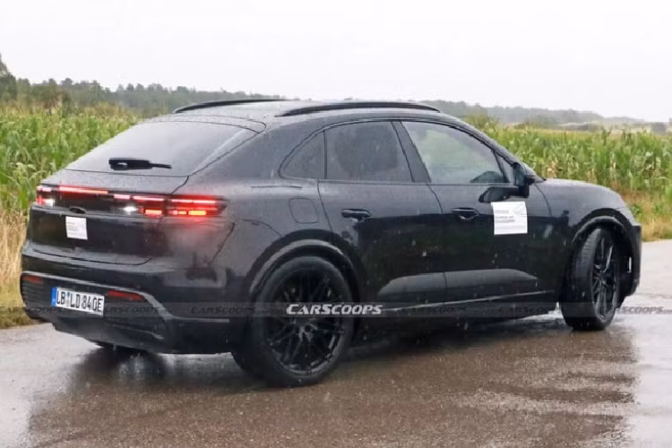 Trước đó, vào tháng 4 vừa qua, hình ảnh chụp nội thất Porsche Macan thuần điện cũng từng bị rò rỉ. Trong đó, có một bức ảnh cận cảnh cho thấy cả dung lượng pin và quãng đường xe còn chạy được. Macan EV có cụm điều khiển trung tâm được làm nhỏ hơn so với Porsche Taycan. Xe không được trang bị màn hình cảm ứng để chỉnh điều hòa như trên Taycan mà thay vào đó là hệ thống phím bấm vật lý thông thường.