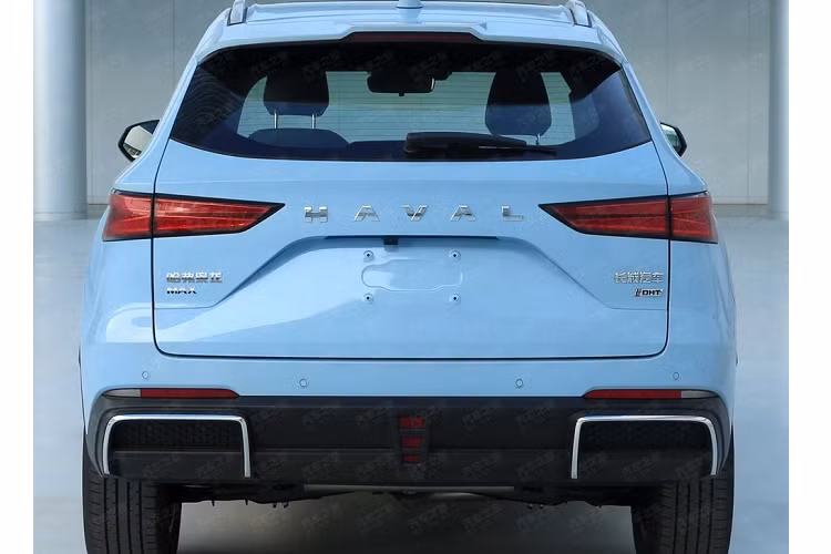 Từ hình ảnh thực tế, có thể thấy Haval B07 sở hữu mặt tiền được áp dụng thiết kế lưới tản nhiệt không viền, trang trí bằng các ô lưới hình kim cương nhỏ dần từ dưới lên trên, rất đẹp mắt và như xe concept. Mui xe có các cạnh và góc sắc nét. Logo Haval nằm dưới mui xe. Bên phải biển số xe là biển tên PHEV.