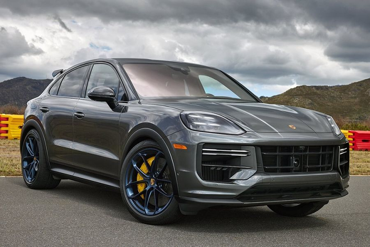 Các thay đổi về ngoại thất của Porsche Cayenne 2024 mang tính tinh chỉnh nhiều hơn là đổi mới. Hệ thống đèn pha LED Matrix Design là trang bị tiêu chuẩn trên mọi phiên bản. Xe cũng được tinh chỉnh cản trước, chắn bùn trước và mui xe theo hướng thể thao hơn. Xe cũng được bổ sung các tùy chọn mâm xe mới với kích thước từ 20 inch đến 22 inch.