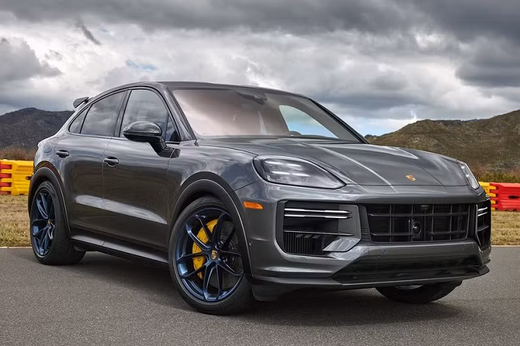 Các thay đổi về ngoại thất của Porsche Cayenne 2024 mang tính tinh chỉnh nhiều hơn là đổi mới. Hệ thống đèn pha LED Matrix Design là trang bị tiêu chuẩn trên mọi phiên bản. Xe cũng được tinh chỉnh cản trước, chắn bùn trước và mui xe theo hướng thể thao hơn. Xe cũng được bổ sung các tùy chọn mâm xe mới với kích thước từ 20 inch đến 22 inch.