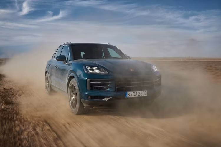 Mức giá xe Porsche Cayenne 2024 bán ra từ 79.200 USD (khoảng 1,8 tỷ đồng) cho bản tiêu chuẩn và 84.300 USD (1,9 tỷ đồng) với biến thể Coupe. Phiên bản Cayenne E-Hybrid có giá từ 91.700 USD (2,1 tỷ đồng). Trong khi đó, phiên bản Cayenne Turbo Turbo GT có giá lên tới 196.300 USD (4,5 tỷ đồng).