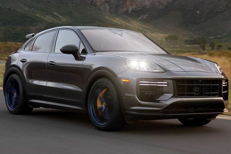 Porsche Cayenne 2024 bản E-Hybrid cũng có động cơ tương tự nhưng được bổ sung một mô tơ điện 174 mã lực, nâng tổng công suất lên 463 mã lực. Xe được trang bị bộ pin 25,9 kWh cho phạm vi di chuyển thuần điện lớn hơn so với con số 17,9 kWh của phiên bản cũ.