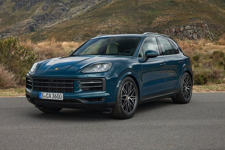 Trang bị động cơ trên tất cả các phiên bản Porsche Cayenne 2024 mới vừa ra mắt đều được nâng cấp hiệu suất. Cụ thể, phiên bản tiêu chuẩn sử dụng máy V6 3.0L tăng áp cho công suất 368 mã lực và mô-men xoắn 500 Nm, mạnh hơn phiên bản tiền nhiệm 13 mã lực.