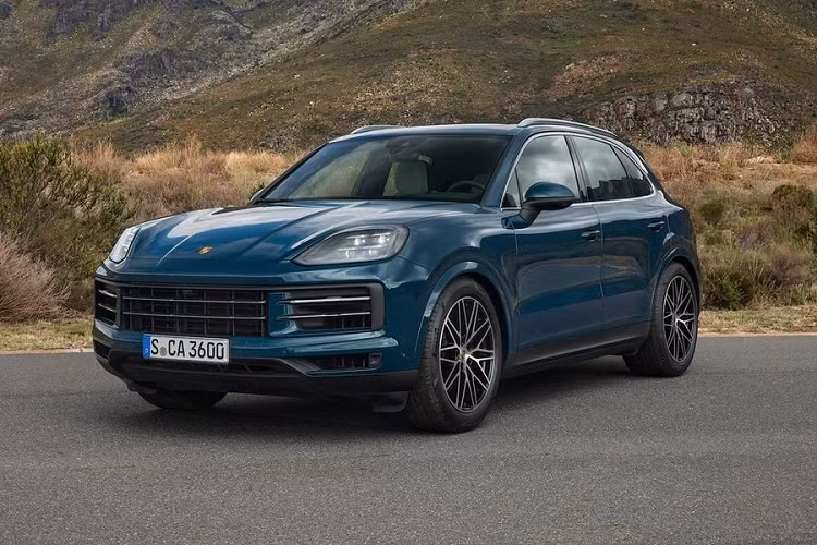Trang bị động cơ trên tất cả các phiên bản Porsche Cayenne 2024 mới vừa ra mắt đều được nâng cấp hiệu suất. Cụ thể, phiên bản tiêu chuẩn sử dụng máy V6 3.0L tăng áp cho công suất 368 mã lực và mô-men xoắn 500 Nm, mạnh hơn phiên bản tiền nhiệm 13 mã lực.