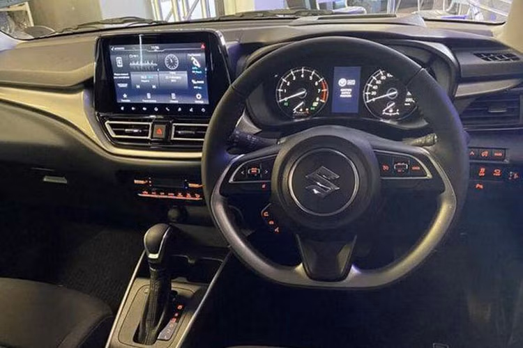 Bước sang phiên bản mới, Suzuki Baleno không thay đổi về ngoại hình. Thay vào đó, mẫu xe hatchback hạng B này được bổ sung trang bị mới nhằm tăng khả năng cạnh tranh trong phân khúc.