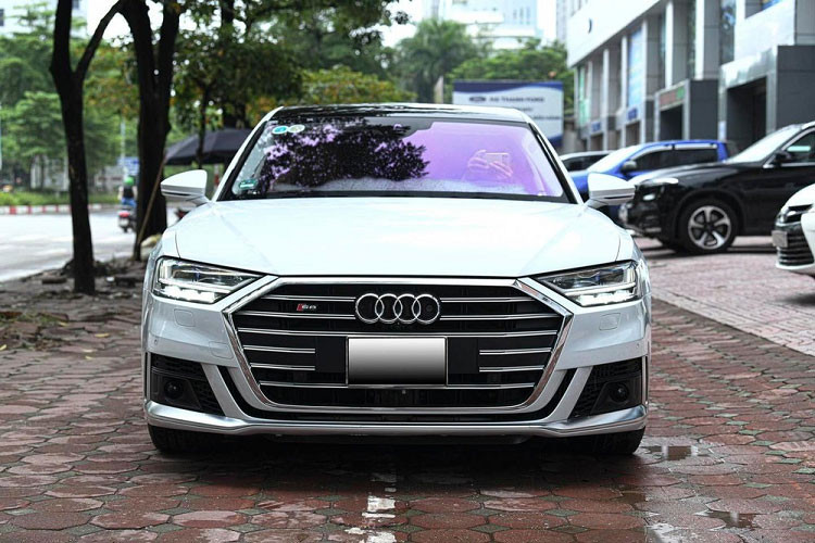 Với sức mạnh ấn tượng này, chiếc Audi S8 chỉ tốn 3,8 giây để đạt 100 km/h từ vị trí đứng yên trước khi đạt vận tốc tối đa giới hạn ở mức 250 km/h.