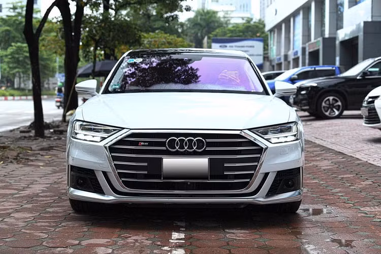 Với sức mạnh ấn tượng này, chiếc Audi S8 chỉ tốn 3,8 giây để đạt 100 km/h từ vị trí đứng yên trước khi đạt vận tốc tối đa giới hạn ở mức 250 km/h.