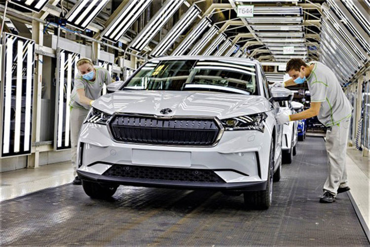 Như vậy, rất có thể khi được bày bán tại Việt Nam, người tiêu dùng sẽ đón nhận Skoda với mức giá ngang tầm Volkwagen, tức là không thể kỳ vọng một mức giá rẻ như những chiếc xe công nghệ giá rẻ của Trung Quốc.