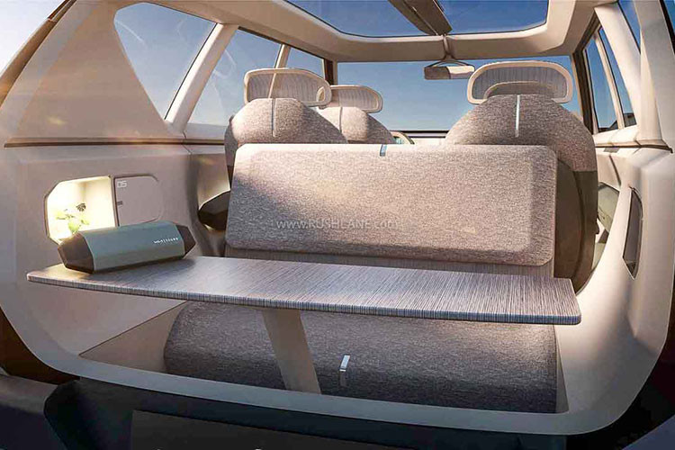 Ở bản concept, Kia EV5 có cửa sau mở ngược giống xe Rolls-Royce. Tuy nhiên, các hình ảnh do Bộ Công nghiệp và Công nghệ thông tin Trung Quốc đăng tải cho thấy EV5 bản thương mại vẫn sử dụng thiết kế cửa xe kiểu truyền thống.