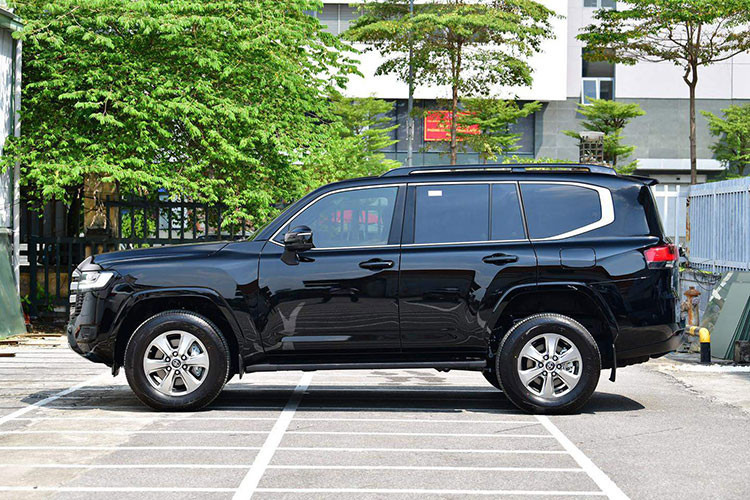 Nguồn cung hiện tại đã ổn định hơn trước đại dịch COVID-19 giúp cho doanh số Toyota Land Cruiser LC300 tăng trưởng mạnh, người dùng cũng không còn phải chi thêm tiền mua phụ kiện để được nhận xe sớm.