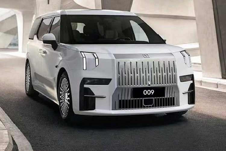 Mức giá xe Volvo EM90 2024 sẽ được công bố tại Trung Quốc từ cuối năm nay. Trước mắt, hãng xe chưa có kế hoạch bán mẫu MPV này tại Mỹ và châu Âu. Tuy nhiên, theo Automotive News, thương hiệu Thụy Điển đang cân nhắc khả năng giới thiệu EM90 tại các thị trường bên ngoài Trung Quốc.