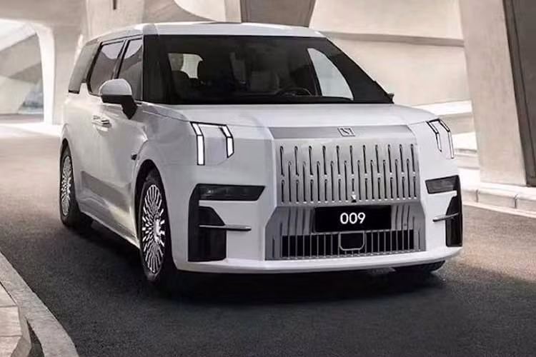 Mức giá xe Volvo EM90 2024 sẽ được công bố tại Trung Quốc từ cuối năm nay. Trước mắt, hãng xe chưa có kế hoạch bán mẫu MPV này tại Mỹ và châu Âu. Tuy nhiên, theo Automotive News, thương hiệu Thụy Điển đang cân nhắc khả năng giới thiệu EM90 tại các thị trường bên ngoài Trung Quốc.