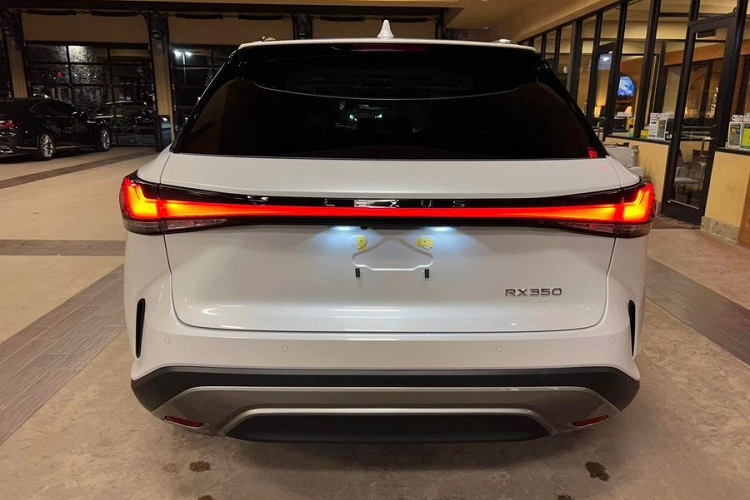 Lexus RX 2023 cũng sở hữu khoang nội thất ngập tràn công nghệ với điểm nhấn là hệ thống thông tin giải trí Lexus Interface thế hệ mới, đi kèm màn hình cảm ứng 9,8 inch trên phiên bản tiêu chuẩn hoặc 14 inch trên các phiên bản cao cấp. Màn hình này có hỗ trợ hệ thống định vị dựa trên đám mây, tính năng trợ lý ảo và cập nhật phần mềm qua WiFi.