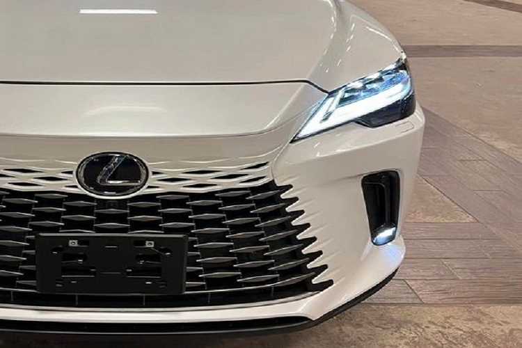 Hai bên là cụm đèn pha mới, tích hợp dải đèn LED định vị ban ngày hình chữ "L" quen thuộc. Bộ mâm hợp kim 19 inch tiêu chuẩn hoặc tùy chọn 21 inch. Hệ thống treo sau đa liên kết được nâng cấp đem lại khả năng vận hành êm ái hơn.