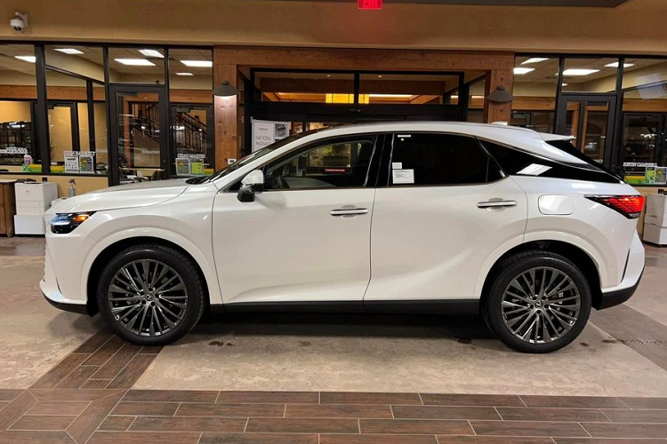 Cụ thể, giá xe Lexus RX350 Premium dự kiến 3,43 tỷ đồng sẽ bàn giao từ tháng 4-5, RX350 Luxury giá dự kiến 4,33 tỷ đồng sẽ bàn giao từ quý 2. Trong khi đó, 2 phiên bản RX350 F Sport và RX500h F Sport Performance sẽ được bàn giao từ khoảng tháng 9 năm nay với giá dự kiến lần lượt là 4,72 và 4,84 tỷ đồng. Đồng thời, phía đại lý cũng đã ngừng nhận đặt hàng Lexus RX phiên bản cũ.