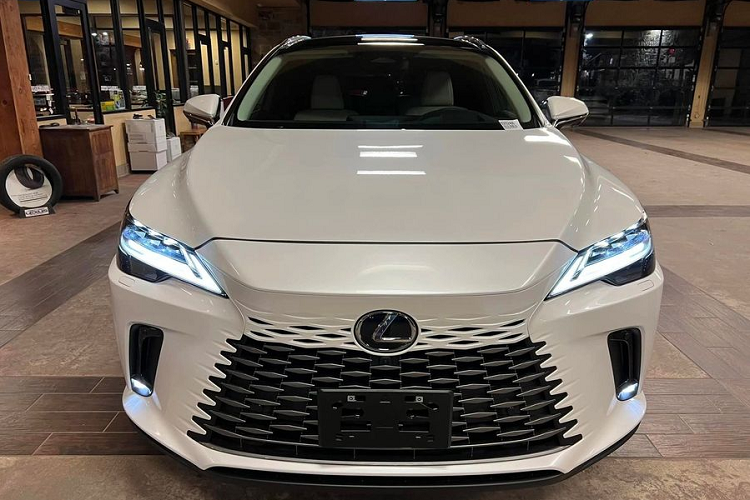 Về trang bị vận hành, các phiên bản Lexus RX 350 dùng động cơ xăng tăng áp 2.4L 4 xi-lanh mới, sản sinh công suất 275 mã lực và mô-men xoắn cực đại 429 Nm, mạnh hơn loại V6 3.5L cũ khoảng 20 mã lực và 68 Nm, đi kèm là hộp số tự động 8 cấp và hệ dẫn động cầu trước hoặc 4 bánh toàn thời gian.