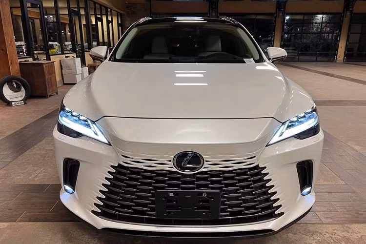 Về trang bị vận hành, các phiên bản Lexus RX 350 dùng động cơ xăng tăng áp 2.4L 4 xi-lanh mới, sản sinh công suất 275 mã lực và mô-men xoắn cực đại 429 Nm, mạnh hơn loại V6 3.5L cũ khoảng 20 mã lực và 68 Nm, đi kèm là hộp số tự động 8 cấp và hệ dẫn động cầu trước hoặc 4 bánh toàn thời gian.