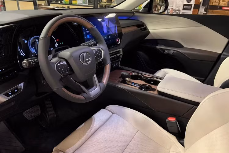 Lexus RX thế hệ thứ 5 sở hữu thiết kế hoàn toàn mới, bổ sung công nghệ và tùy chọn động cơ plug-in hybrid. So với thế hệ trước, Lexus RX 2023 có kích thước tổng thể lớn hơn, với chiều dài cơ sở tăng 60 mm. Ngoại hình Lexus RX 2023 mang hơi hướng xe điện với lưới tản nhiệt đặt thấp, sử dụng các hoạ tiết hình con suốt đồng màu thân xe.