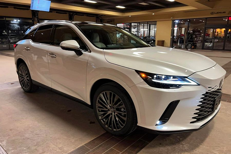 Theo thông tin từ đại lý, Lexus RX 2023 mới sẽ chính thức ra mắt thị trường vào cuối tháng Hai, trong khi thông tin trước đó là trong tháng Một. Các tư vấn viên bán hàng còn cho biết, xe hiện đã có mặt tại Việt Nam, chỉ còn chờ ngày ra mắt chính thức. Mẫu xe này đã được nhận đặt cọc từ nhiều tháng nay với 4 phiên bản, đi kèm mức giá từ 3,43 tỷ đồng.