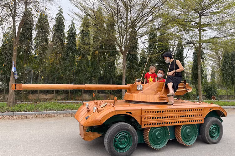 Hiện tại, người đàn ông 31 tuổi đang sở hữu một bộ sưu tập xe bằng gỗ "độc nhất vô nhị". Anh dự định, tới một thời điểm nào đó sẽ bán đấu giá những "đứa con tinh thần" này để thành lập một quỹ từ thiện rồi cùng vợ con đi khắp nơi, giúp đỡ những người có hoàn cảnh khó khăn.