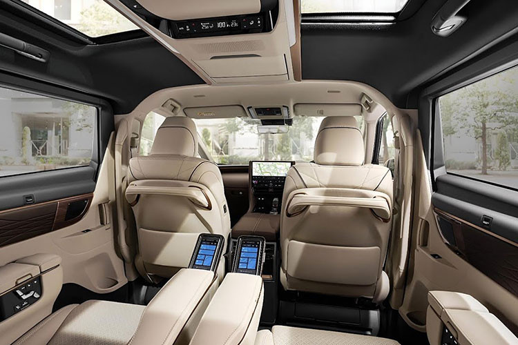 Tại thị trường Nhật Bản, Toyota Alphard 2023 có 3 phiên bản, bao gồm G, Z và Executive Lounge cùng 2 tùy chọn động cơ. Đầu tiên là động cơ xăng xi-lanh, hút khí tự nhiên, dung tích 2.5L, tạo ra công suất tối đa 180 mã lực và mô-men xoắn cực đại 235 Nm. Động cơ này đi kèm với hộp số biến thiên vô cấp Super CVT-i và hệ dẫn động cầu trước hoặc 4 bánh toàn thời gian.