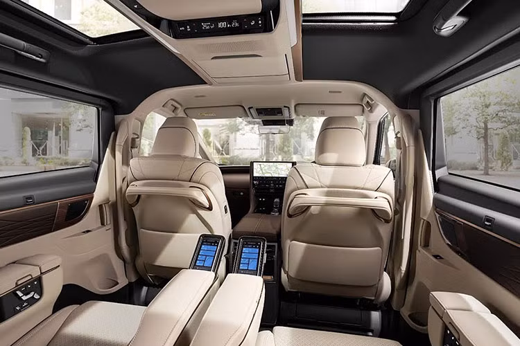 Tại thị trường Nhật Bản, Toyota Alphard 2023 có 3 phiên bản, bao gồm G, Z và Executive Lounge cùng 2 tùy chọn động cơ. Đầu tiên là động cơ xăng xi-lanh, hút khí tự nhiên, dung tích 2.5L, tạo ra công suất tối đa 180 mã lực và mô-men xoắn cực đại 235 Nm. Động cơ này đi kèm với hộp số biến thiên vô cấp Super CVT-i và hệ dẫn động cầu trước hoặc 4 bánh toàn thời gian.