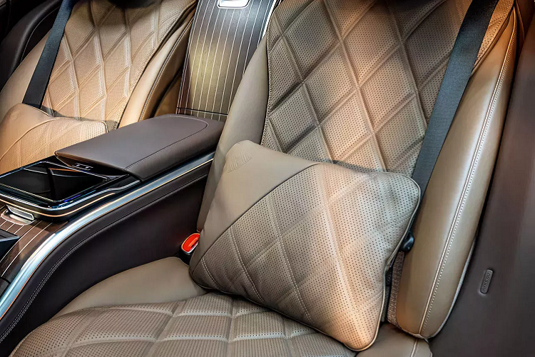 Khi kích hoạt, người ngồi sau có thể giới hạn các chuyển động của thân xe và ảnh hưởng của chúng đến ghế sau, cùng với việc điều chỉnh một "điểm dao động" để giảm biên độ của bất kỳ tác động nào.