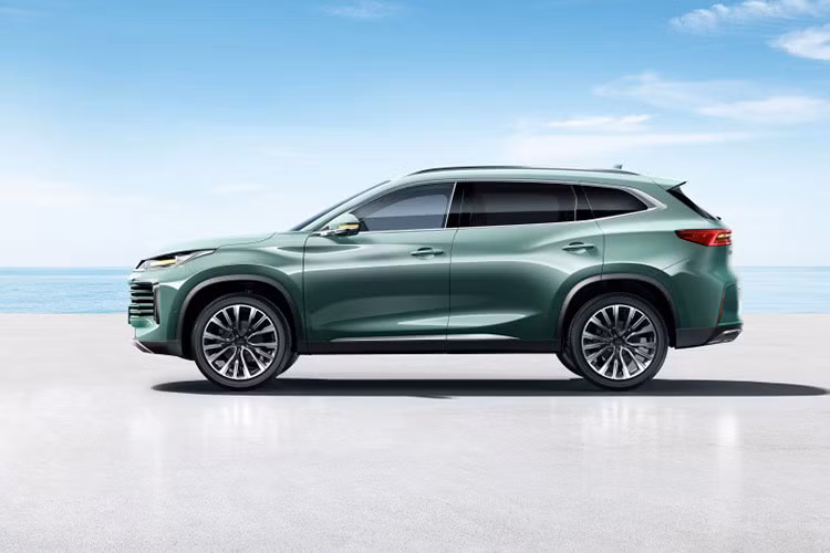 Exeed Lingyu 2023 được trang bị cánh gió mui, thiết kế cụm đèn hậu kiểu xuyên thấu giúp hiệu ứng hình ảnh phía sau rộng hơn và bộ lốp hiệu suất cao Continental nâng khả năng xử lý, mang đến độ bám đường lên một tầm cao mới.