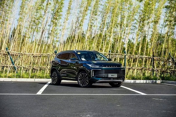 Toàn bộ sức mạnh được kết hợp với hộp số ly hợp kép ướt 7 cấp và mẫu xe hàng đầu được trang bị hệ dẫn động bốn bánh. Hiện mức giá xe Exeed Lingyun 2023 nâng cấp vẫn chưa được công bố, nhưng dự đoán sẽ rất cạnh tranh với các đối thủ cùng phân khúc.