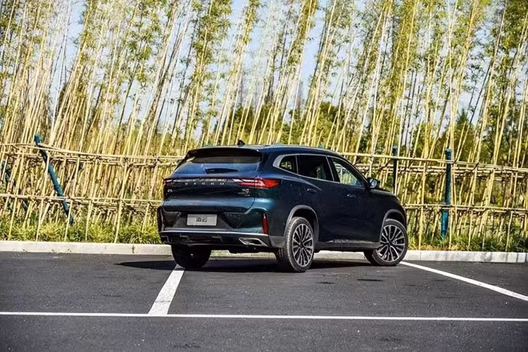 Về sức mạnh, để tham khảo, mẫu xe Exeed Lingyu hiện tại được trang bị động cơ tăng áp 1.6T và 2.0T, trong đó động cơ 1.6T có công suất cực đại 197 mã lực và mô-men xoắn cực đại 300 Nm, động cơ 4 xi-lanh thẳng hàng 2.0TGDI có công suất cực đại 261 mã lực, mô-men xoắn cực đại 400 Nm.