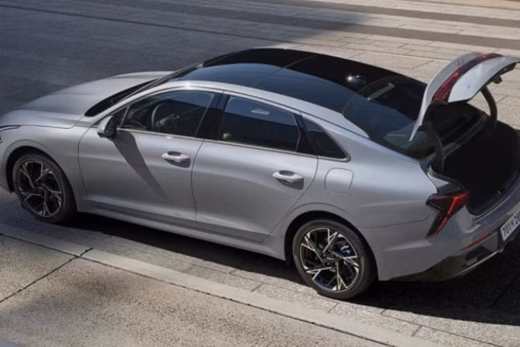 Cung cấp sức mạnh cho Kia K5 2024 là 4 tùy chọn động cơ giống như cũ. Thứ nhất là máy xăng 4 xi-lanh, dung tích 2.0L với công suất tối đa 160 mã lực và mô-men xoắn cực đại 196 Nm, đi cùng hộp số tự động 6 cấp.