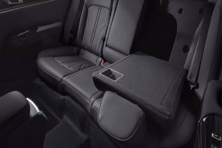 Xe có thêm màn hình cong trên mặt táp-lô, tích hợp bảng đồng hồ kỹ thuật số và màn hình cảm ứng trung tâm cùng có kích thước 12,3 inch; màn hình hiển thị thông tin kính lái HUD; cửa cốp chỉnh điện; kính cách âm 2 lớp; camera hành trình trước sau; cập nhật phần mềm qua Wifi; công nghệ khóa kỹ thuật số Digital Key 2, máy quét vân tay và ghế sau gập 60:40.