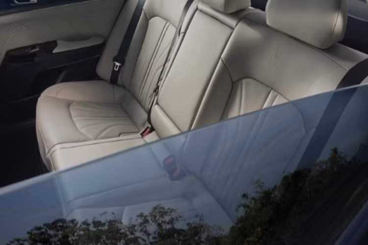 Kia K5 2024 sở hữu hàng loạt tính năng hỗ trợ lái như: vô lăng rung để cảnh báo, cảnh báo khoảng cách đỗ xe phía sau và hỗ trợ tránh va chạm khi lùi trong bãi đỗ. Camera bên sườn của xe sẽ hiển thị hình ảnh khu vực phía sau xe lên bảng đồng hồ kỹ thuật số khi người lái bật đèn xi nhan.