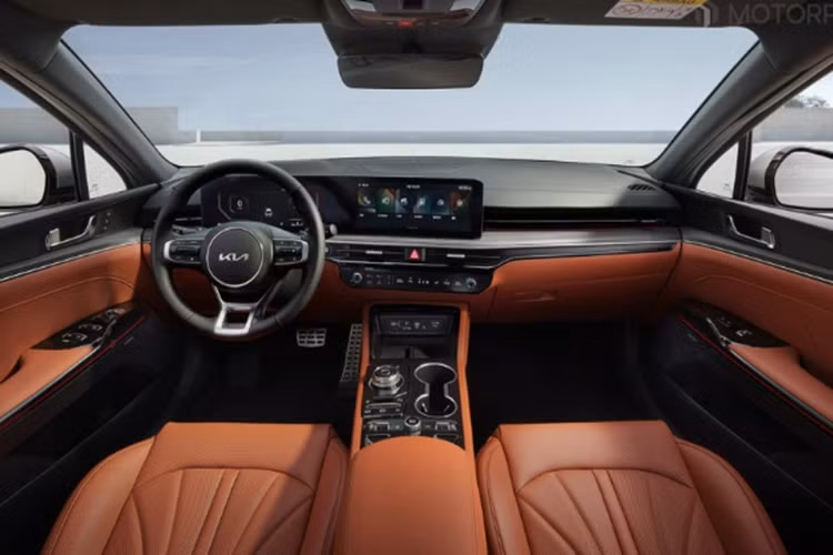 Ở khu vực đuôi xe, đèn hậu đã được tinh chỉnh lại nhìn mảnh mai, mượt mà hơn, hai khe gió giả trên cản sau đã bị loại bỏ. Để phục vụ nhu cầu của khách hàng, hãng xe Hàn Quốc còn bổ sung gói trang bị Black Fit mới, giúp nâng cấp chiếc xe thể thao và hiện đại hơn.