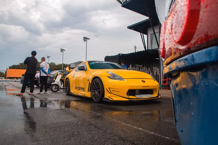 Bộ mâm Vorsteiner 5 chấu kép cỡ lớn cùng phần gầm được hạ thấp sát xuống mặt đường. Đuôi gió phía sau của chiếc 370Z này đã được thay thế loại lớn hơn, đem lại cảm giác thể thao và mạnh mẽ hơn.