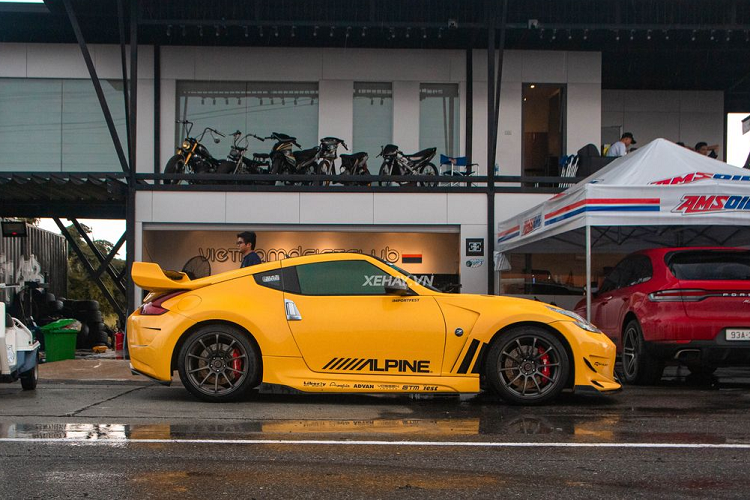 Trong khi đó bộ ống xả kép nguyên bản của xe vẫn được giữ lại. Về kích thước, so với 350Z, 370Z có chiều dài cơ sở ngắn hơn 100mm, chiều rộng tăng 33mm và chiều cao được giảm xuống khoảng 7,6mm.