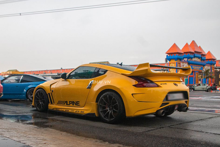 Nissan 370Z được chế tạo với các vật liệu nhẹ, kích thước nhỏ hơn so với 350Z giúp giảm khối lượng tổng thể. Xe được trang bị các tính năng an toàn như: Hệ thống an toàn gồm chống bó cứng phanh ABS, cân bằng điện tử VDC, phân bổ lực phanh điện tử EBD.