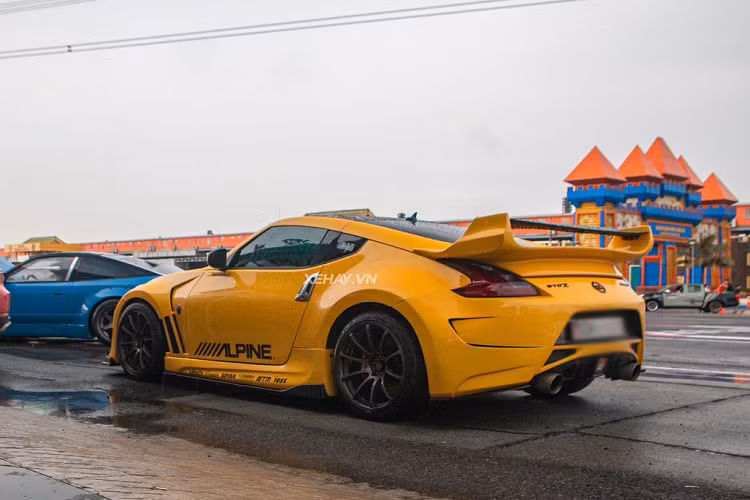 Nissan 370Z được chế tạo với các vật liệu nhẹ, kích thước nhỏ hơn so với 350Z giúp giảm khối lượng tổng thể. Xe được trang bị các tính năng an toàn như: Hệ thống an toàn gồm chống bó cứng phanh ABS, cân bằng điện tử VDC, phân bổ lực phanh điện tử EBD.