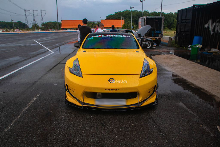 Về thiết kế, Nissan 370Z thế hệ thứ 6 sở hữu những đường nét l cá tính và mang đậm tinh thần thể thao. Tuy nhiên, hầu hết các chi tiết trên 370Z đều đã được làm mới so với nguyên mẫu 350Z trước đây. Có thể thấy một số chi tiết nổi bật được “hiện đại hóa” như phần cản trước với đèn chiếu sáng góc cạnh, đèn chiếu sáng sau cũng được thiết kế lại theo phong cách tương tự.