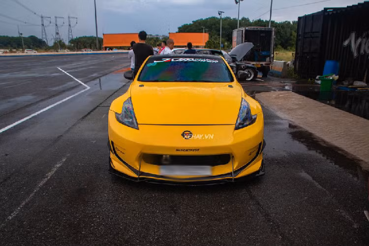 Về thiết kế, Nissan 370Z thế hệ thứ 6 sở hữu những đường nét l cá tính và mang đậm tinh thần thể thao. Tuy nhiên, hầu hết các chi tiết trên 370Z đều đã được làm mới so với nguyên mẫu 350Z trước đây. Có thể thấy một số chi tiết nổi bật được “hiện đại hóa” như phần cản trước với đèn chiếu sáng góc cạnh, đèn chiếu sáng sau cũng được thiết kế lại theo phong cách tương tự.