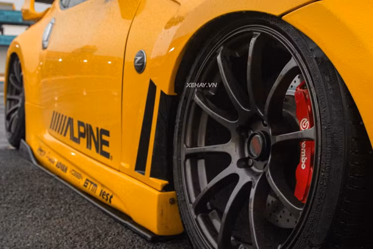 Nguyên bản Nissan 370Z được trang bị khối động cơ V6 3.7 lít hút khí tự nhiên giúp sản sinh công suất tối đa lên tới 332 mã lực và 365 Nm mô-men xoắn. Đi kèm với đó là hệ dẫn động cầu sau và hộp số tự động 7 cấp.