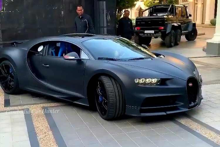 Về chiếc siêu xe Bugatti Chiron phiên bản tiêu chuẩn xuất hiện tại Campuchia mới đây, xe mang ngoại thất màu xám cùng nửa thân sau được sơn đen, và nhiều điểm nhấn hoàn thành màu đỏ.