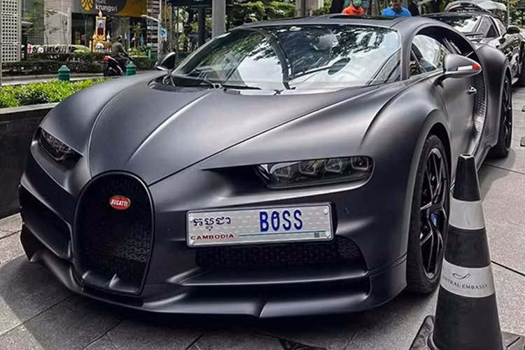 Siêu xe triệu đô Bugatti Chiron Super Sport vẫn được trang bị khối động cơ W16, dung tích 8.0 lít, 4 bộ tăng áp,sản sinh ra công suất tối đa 1.578 mã lực và mô-men xoắn cực đại 1.600 Nm nhưng đã được hãng xe đến từ Pháp giới hạn vận tốc tối đa xuống còn 440 km/h nhằm đảm bảo an toàn và đáp ứng quy chuẩn.