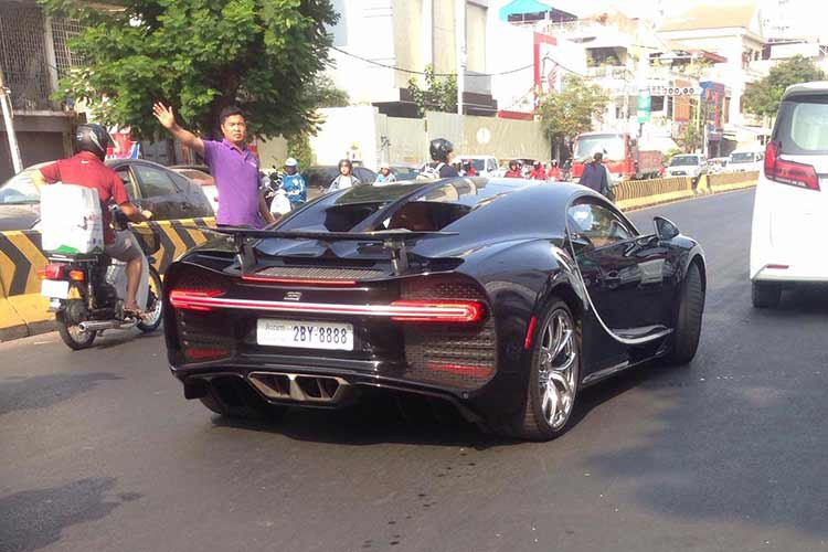 Nhưng mọi sự chú ý lại đổ dồn về Bugatti Chiron Super Sport, mẫu xe được hãng siêu xe nước Pháp sản xuất tổng cộng 60 chiếc trên toàn thế giới đi kèm mức giá bán lên đến 3,9 triệu đô la (tương đương khoảng 90 tỷ đồng), cao hơn 1,3 triệu đô la so với bản tiêu chuẩn.