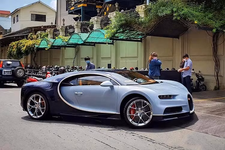 Chính vì thế, trong 1 sự kiện diễn ra vào chiều nay, ngày 18/11/2023 vừa qua, đại gia Campuchia mang 2 chiếc Bugatti Chiron siêu đắt đỏ dạo phố, giới truyền thông châu Á sững sờ.