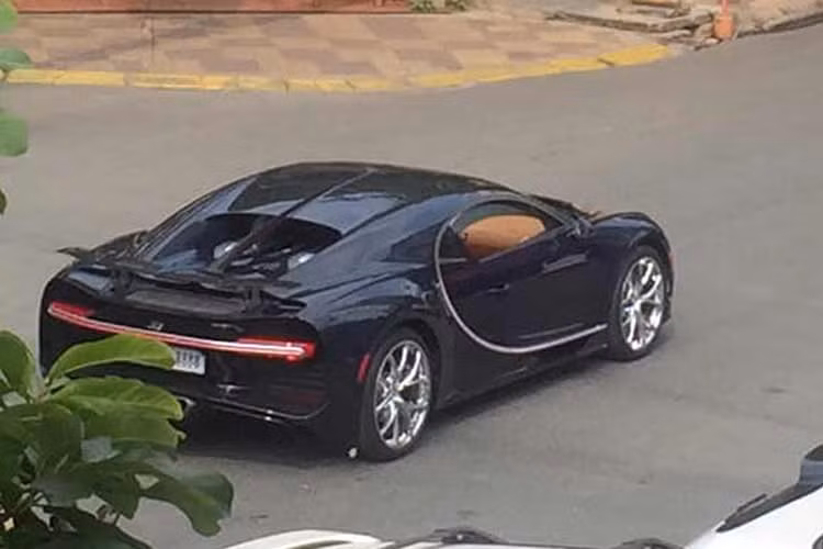 Chiếc xe mới nhất về Campuchia gần đây, đó là chiếc Bugatti Chiron Super Sport có số 88 màu xanh lá cây nổi bật, cùng ngoại thất carbon trần.