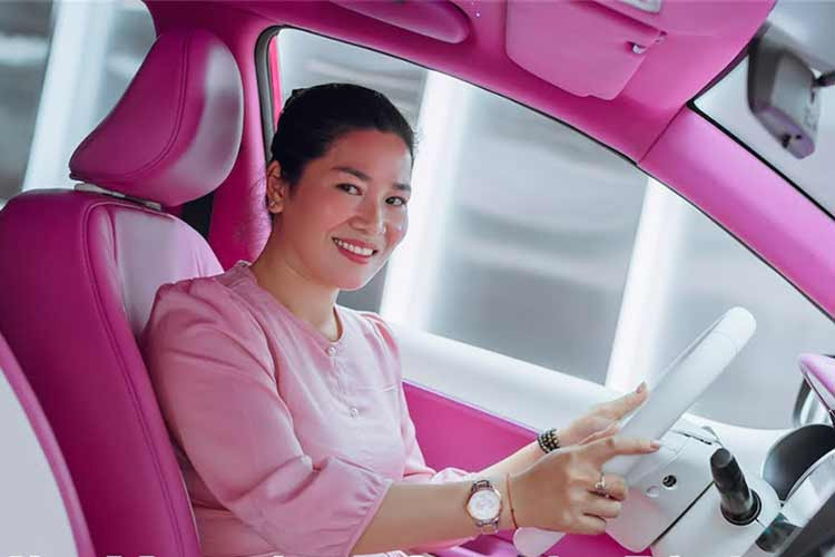 Điểm thay đổi dễ dàng nhận thấy đầu tiên và cũng nổi bật nhất trên chiếc Kia Morning độ full option này chắc hẳn là màu “áo” ngoại thất hồng metallic. Nguyên bản chiếc Kia Morning này có màu sơn đỏ.