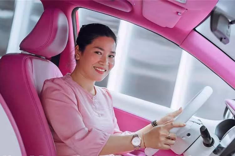 Điểm thay đổi dễ dàng nhận thấy đầu tiên và cũng nổi bật nhất trên chiếc Kia Morning độ full option này chắc hẳn là màu “áo” ngoại thất hồng metallic. Nguyên bản chiếc Kia Morning này có màu sơn đỏ.